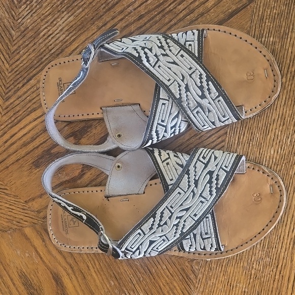 DC Classicos Hurache  Sandals - Picture 1 of 8